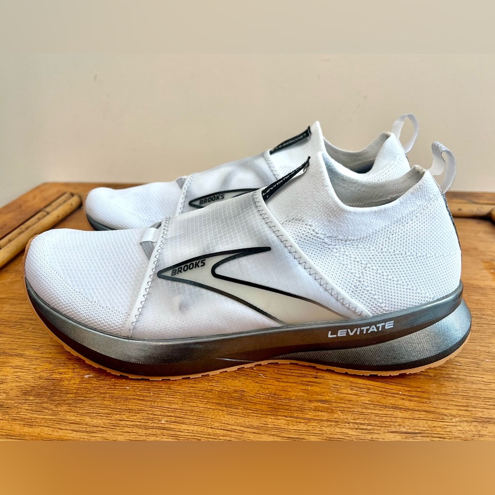 Brooks Men’s Levitate 4 LE Running Shoe Sneaker White Black Tan Size 8.5